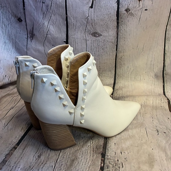 Steve Madden Women’s Gloria Studded V Cut Bone Cream Block Heel Booties Size 9M - Picture 1 of 10